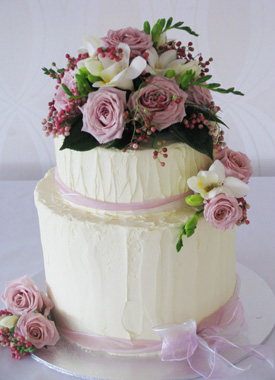 cake with natural flowers 1