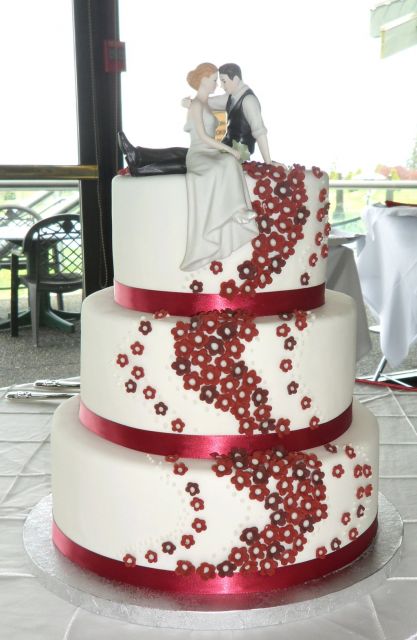 cake with red flowers 3