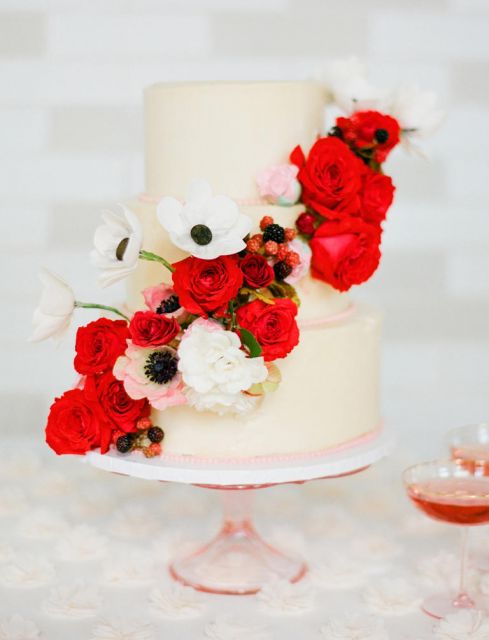 cake with red flowers 4