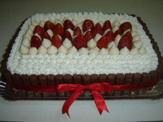 Cake decorated with very whipped fruit