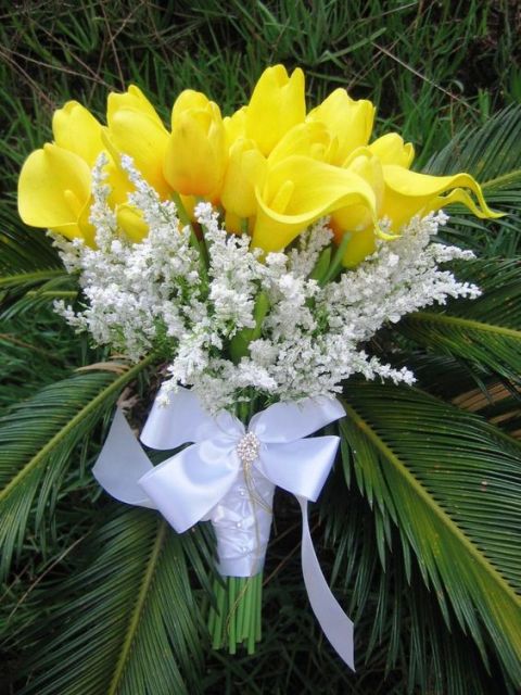 Bouquet of milk glasses with yellow tulip