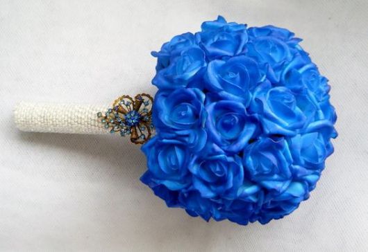 blue bouquet with brooch