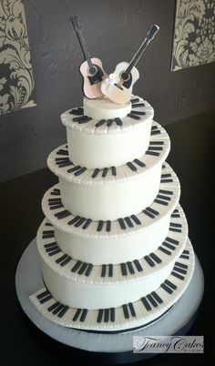 cake-with-musical-notes-with-guitar-ideas