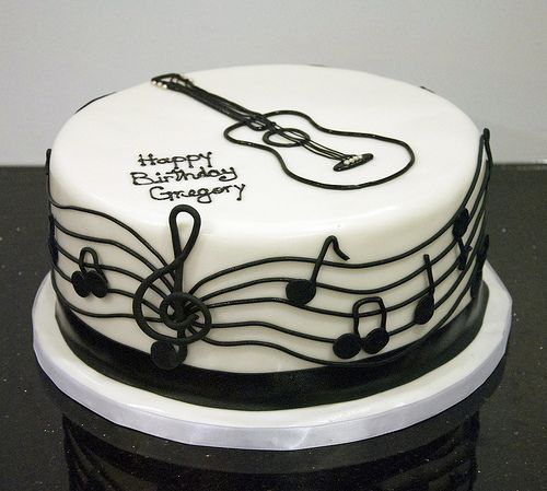 cake-with-musical-notes-violao