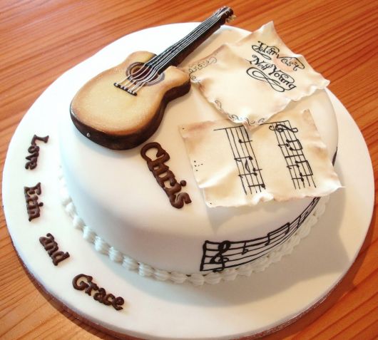 cake-with-musical-notes-guitar-ideas