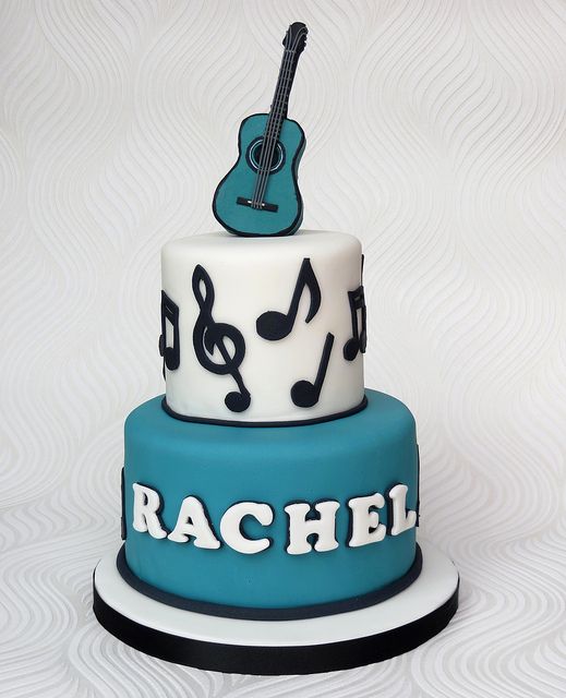 cake-with-musical-notes-with-guitar