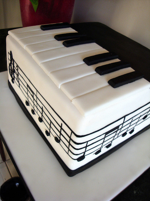cake-with-musical-notes-small-piano
