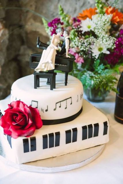 cake-with-musical-notes-with-piano