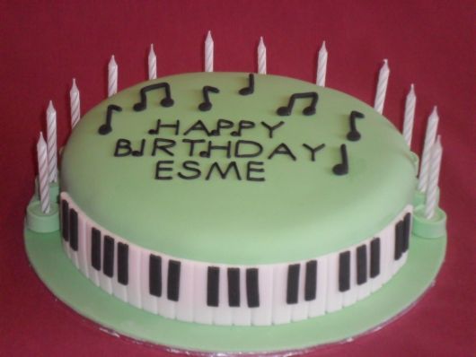 piano-cake-with-musical-notes