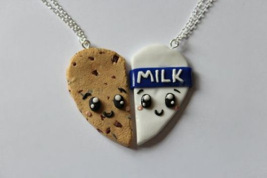 present-to-friend-necklaces-complete-cookie