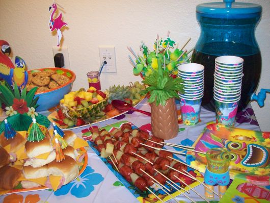 luau-party table