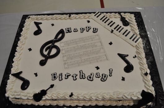 cake-with-musical-notes-whipped cream