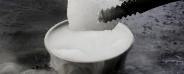 Can you eat dry ice in drinks?