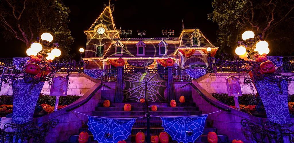 Does Disneyland close early for Halloween party?