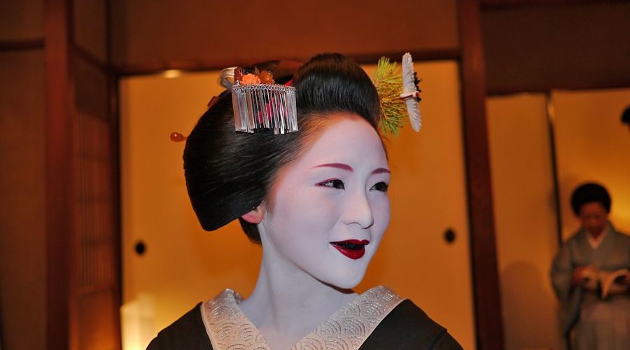 How did geishas blacken their teeth?