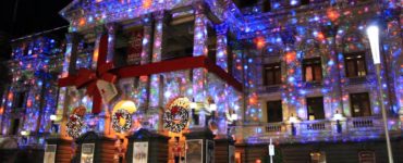 How do Christmas projection lights work?
