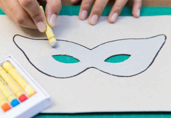 How do you make a paper mask step by step?