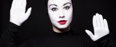 How does a mime dress?