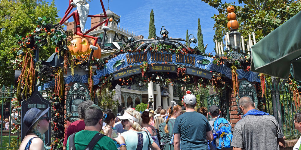 What are Disneyland hours in October 2021?