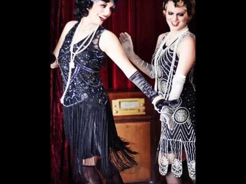 What are the main features of flapper dress?