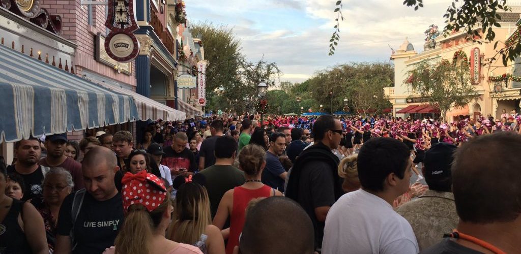 What is the least crowded day at Disneyland?