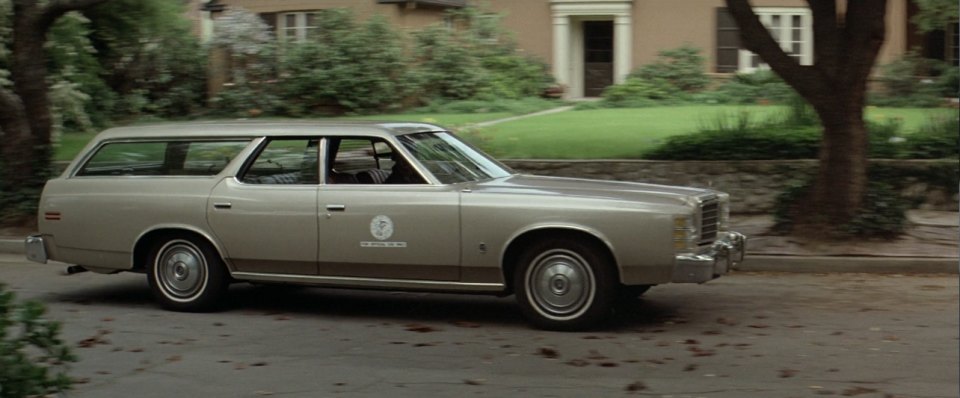 What kind of car does Michael Drive in Halloween 5?